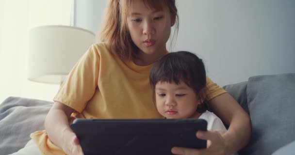 Szczęśliwy Wesoły Azja Rodzina Mama Słodkie Dziecko Pomocą Cyfrowej Tabletki — Wideo stockowe