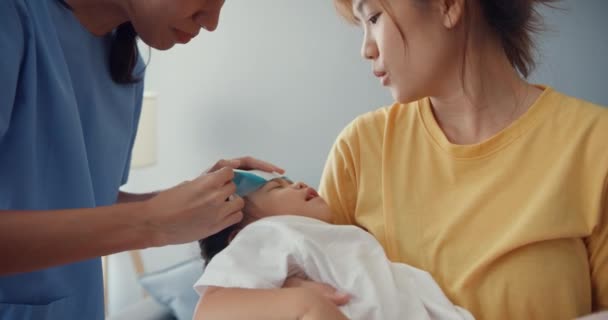 Pediatra Femminile Asiatico Giovane Attacca Gel Antipiretico Sul Paziente Fronte — Video Stock