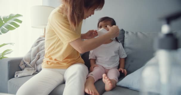 Glücklich Fröhliche Asiatische Familienmama Mit Schützender Gesichtsmaske Sitzen Auf Der — Stockvideo