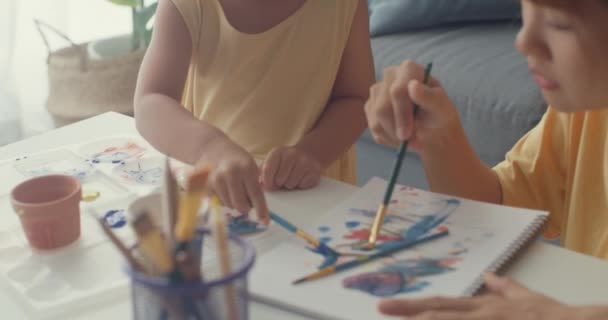Fröhlich Fröhlich Asia Familienmama Lehren Kleinkind Mädchen Malen Keramik Topf — Stockvideo