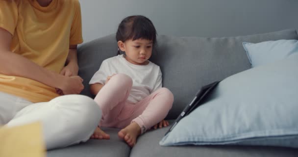 Glücklich Fröhlich Asia Familienmutter Und Niedliches Kind Mit Digitalen Tablet — Stockvideo