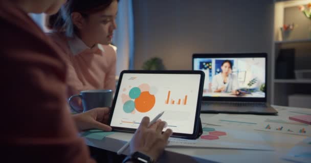 Azjatyckie Biznesmenki Korzystające Laptopa Rozmawiają Kolegami Planie Spotkania Biurze Praca — Wideo stockowe