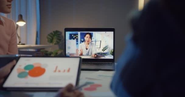 在总部举行的视频会议上 亚洲女商人们用笔记本电脑和同事们谈论计划 从夜间的房屋超载 远程工作 社会疏离 — 图库视频影像