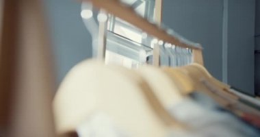 Güzel, çekici Asyalı bayan elbise askısı giysisini seçiyor. Evdeki oturma odasında aynada kendine bakıyor. Kız ne giyeceğini düşünüyor. Yaşam tarzı kadınları ev kavramında rahatlar.