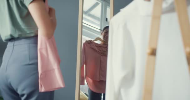 Linda Atraente Ásia Senhora Escolher Roupas Roupas Rack Vestir Olhando — Vídeo de Stock