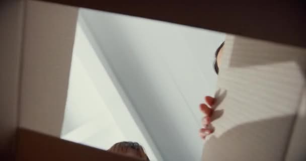 งสาวเอเช นเต นเป ดกล องกระดาษขนาดใหญ และมองภายในของขว ญเส าใหม าหญ ความส — วีดีโอสต็อก