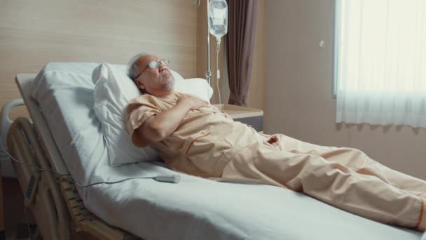 Trauriger Senior Mit Herzinfarkt Liegt Krankenhausbett Und Drückt Notruftaste Kranker — Stockvideo