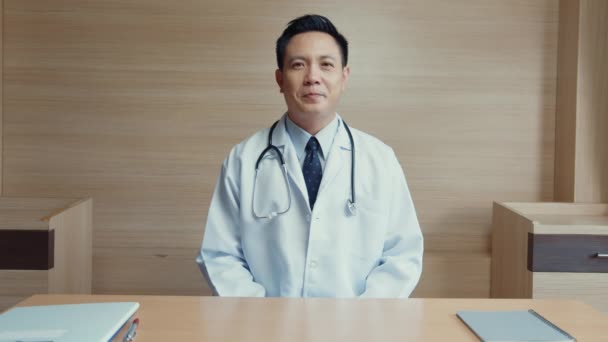Junger Asiatischer Arzt Weißer Arztuniform Mit Stethoskop Der Computer Laptop — Stockvideo