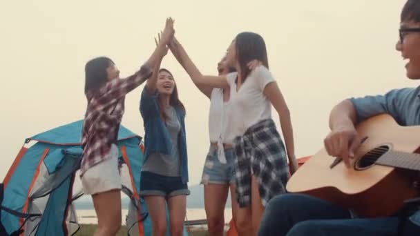 Gruppo Asia Migliori Amici Adolescenti Dare Cinque Ballare Godere Con — Video Stock