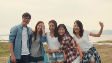 Asya 'nın en iyi arkadaş grubu gençler, otomatikman fotoğraf makinesiyle kampın ve milli parktaki çadırların yanında mutlu anlar yaşıyorlar. Arka planda güzel doğa, dağlar ve göl..