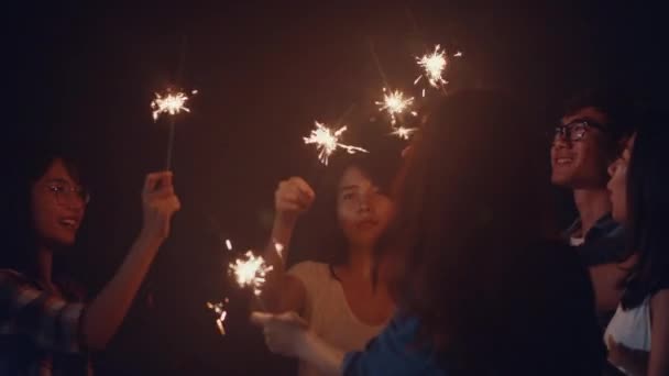 Группа Лучших Друзей Азии Подростки Играют Танцы Фейерверков Весело Насладиться — стоковое видео