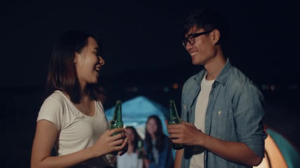 Couple Asie Adolescents Boire Ont Plaisir Saluer Toast Bière Bouteille — Video
