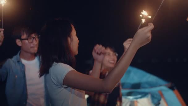 Grupo Ásia Melhores Amigos Adolescentes Jogar Firecracker Dança Divirta Desfrutar — Vídeo de Stock