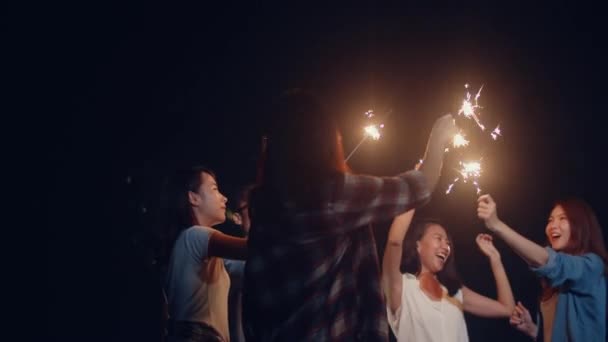 Grupo Ásia Melhores Amigos Adolescentes Jogar Firecracker Dança Divirta Desfrutar — Vídeo de Stock