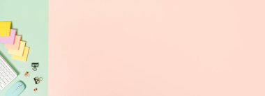 Asgari çalışma alanı - Çalışma masasının yaratıcı düz yatay fotoğrafı. Klavyeli, fareli ve pastel yeşil renkli arka planda yapışkan notalı üst görünüm ofis masası. Fotokopi alanı fotoğrafçılığı ile üst görünüm.