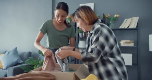 Linda Ásia Casal Senhora Feliz Unboxing Emocionante Desfrutar Tentar Combinar — Vídeo de Stock