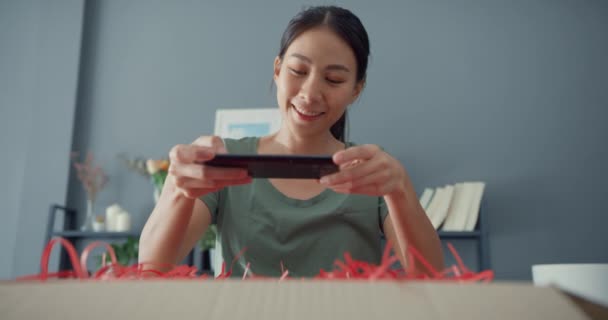 Happy Asia Lady Paquete Entrega Caja Regalo Cartón Abierto Del — Vídeo de stock