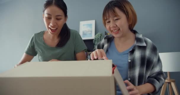 Happy Young Asia Lady Friends Open Cardboard Delivery Package Online — Stock Video