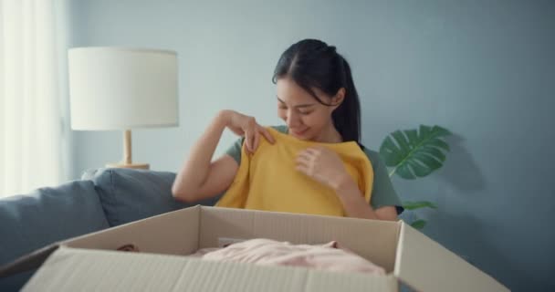 Happy Asia Senhora Emocionante Desfrutar Tentar Combinar Com Qualidade Produto — Vídeo de Stock