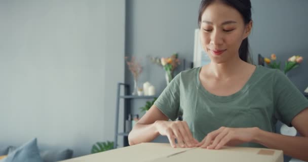 Happy Beautiful Asia Lady Unboxing Cardboard Delivery Package Online Marketplace — Stock Video