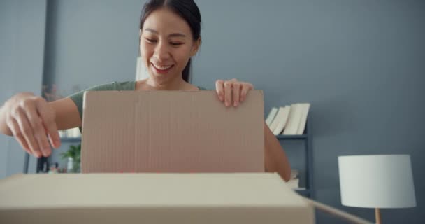 Mutlu Asyalı Bayan Çevrimiçi Pazardan Karton Hediye Paketi Paketini Açar — Stok video