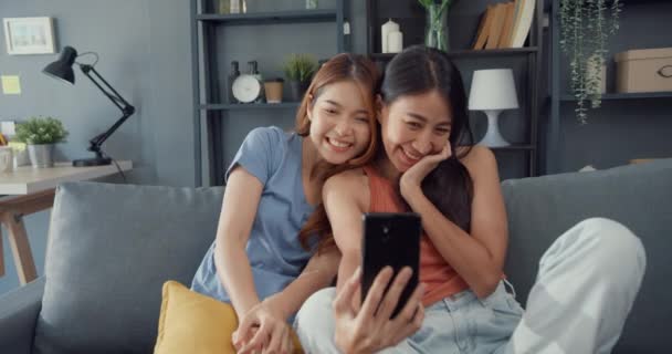 Teenager Asiatische Frauen Die Sich Glücklich Lächelnd Entspannen Nutzen Smartphone — Stockvideo
