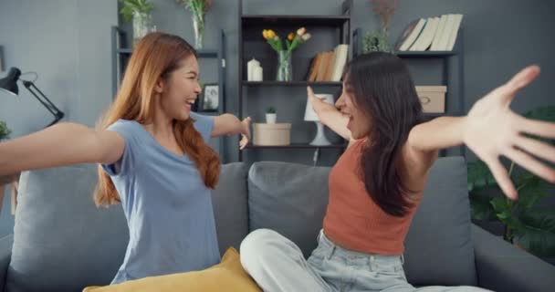 幸せなアジアの女性のティーネージャーは家で笑顔を抱きしめる彼女の親友を訪問する 喜びに満ちた最高の仲間抱擁を受け入れ 成功でお互いに挨拶し 真の強い友情の概念 — ストック動画