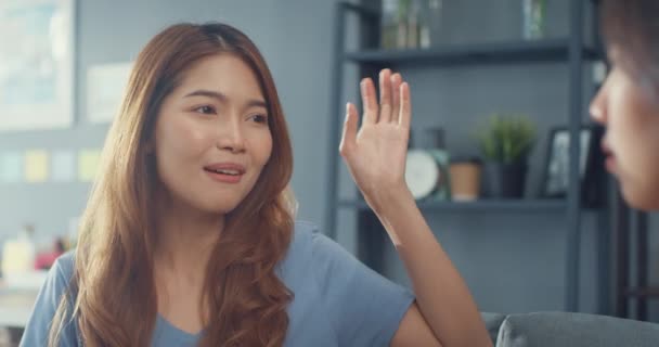 Asiatische Hausfrauen Mit Lockerer Entspannung Auf Der Couch Bei Einer — Stockvideo