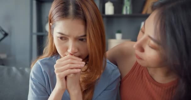 Asiatische Teenagerinnen Umarmen Sich Ihre Traurigen Besten Freundinnen Vor Der — Stockvideo