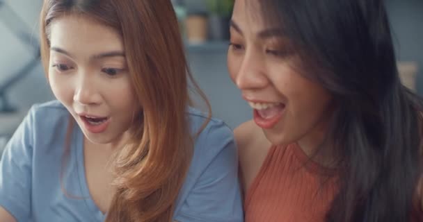 Asya Lezbiyen Kadın Kanepede Birlikte Oturma Odasında Dizüstü Bilgisayara Bakıyor — Stok video