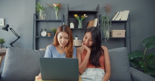 Duas Mulheres Lésbicas Ásia Site Sofá Juntos Olhando Para Tela — Vídeo de Stock