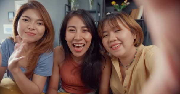 年轻的亚洲女人在家里客厅里放松的时候 开心的笑着自拍照 快乐的室友女士与朋友和家人视频通话 家庭妇女的生活方式理念 — 图库视频影像