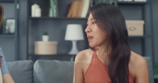 亚洲家庭主妇们在沙发上轻松地喝杯茶 聊着她们的生活 谈论着她们在客厅里的夫妻关系流言 女生室友一起住在宿舍里 — 图库视频影像