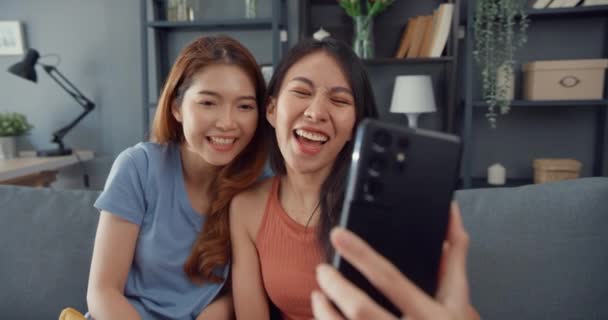 Mutlu Gülümseyen Asyalı Genç Kadınlar Rahatlamak Için Evdeki Oturma Odasında — Stok video