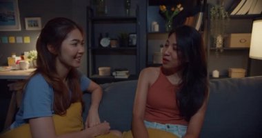 Kanepede rahat rahat oturup sohbet eden Asyalı kadınlar evlerinde oturma odasında hayatları ve ilişki dedikoduları hakkında konuşuyorlar. Kız arkadaş oda arkadaşı yurtta birlikte kalıyorlar..