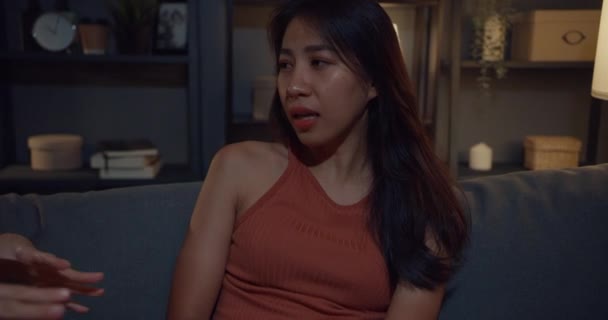 Szczęśliwy Atrakcyjny Azji Kobiet Casual Zrelaksować Się Czacie Kanapie Rozmawiać — Wideo stockowe