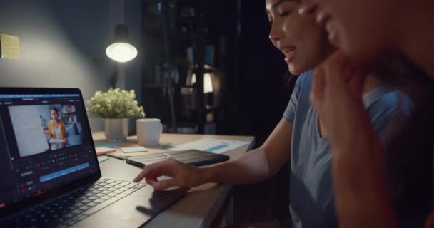 Jovens Mulheres Ásia Blogueiro Assistindo Imagens Laptop Compartilhando Ideias Com — Vídeo de Stock