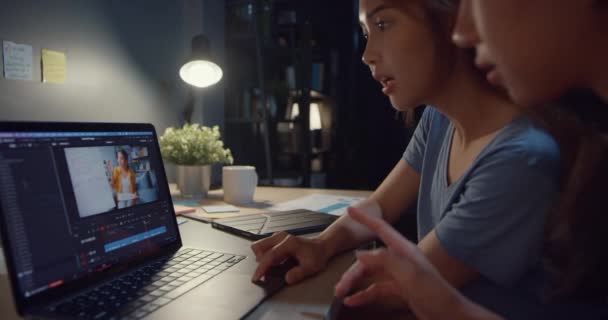 Jovens Mulheres Ásia Blogueiro Assistindo Imagens Laptop Compartilhando Ideias Com — Vídeo de Stock
