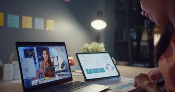 Asiatin Unterhält Sich Laptop Mit Kollegen Videotelefonie Über Ihre Arbeit — Stockvideo