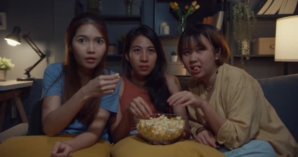 Группа Привлекательных Азиатских Леди Пугающий Страх Ужас Момент Едят Попкорн — стоковое видео