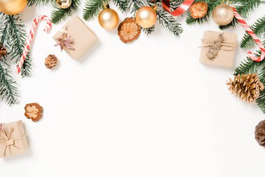 Geleneksel Noel kompozisyonu ve yeni yıl tatili sezonunun en az yaratıcı düzlüğü. Beyaz zemin üzerine kış yılbaşı süslemeleri ve mesaj için boş alan. Boşluk fotoğrafçılığını kopyala.