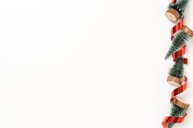 Geleneksel Noel kompozisyonu ve yeni yıl tatili sezonunun en az yaratıcı düzlüğü. Beyaz zemin üzerine kış yılbaşı süslemeleri ve mesaj için boş alan. Boşluk fotoğrafçılığını kopyala.