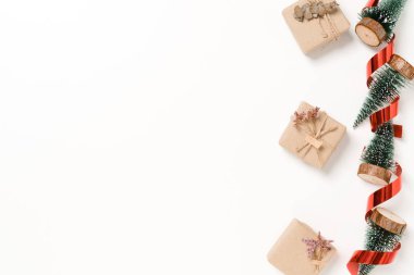 Geleneksel Noel kompozisyonu ve yeni yıl tatili sezonunun en az yaratıcı düzlüğü. Beyaz zemin üzerine kış yılbaşı süslemeleri ve mesaj için boş alan. Boşluk fotoğrafçılığını kopyala.