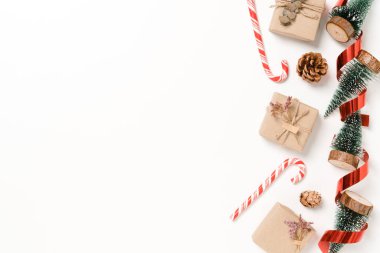 Geleneksel Noel kompozisyonu ve yeni yıl tatili sezonunun en az yaratıcı düzlüğü. Beyaz zemin üzerine kış yılbaşı süslemeleri ve mesaj için boş alan. Boşluk fotoğrafçılığını kopyala.