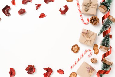 Geleneksel Noel kompozisyonu ve yeni yıl tatili sezonunun en az yaratıcı düzlüğü. Beyaz zemin üzerine kış yılbaşı süslemeleri ve mesaj için boş alan. Boşluk fotoğrafçılığını kopyala.