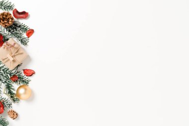 Geleneksel Noel kompozisyonu ve yeni yıl tatili sezonunun en az yaratıcı düzlüğü. Beyaz zemin üzerine kış yılbaşı süslemeleri ve mesaj için boş alan. Boşluk fotoğrafçılığını kopyala.