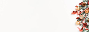 Geleneksel Noel kompozisyonu ve yeni yıl tatili sezonunun yaratıcı düzlüğü. Beyaz arka planda kış yılbaşı süslemeleri. Metin ve Reklamcılık için kopyalama alanı olan panoramik pankart.