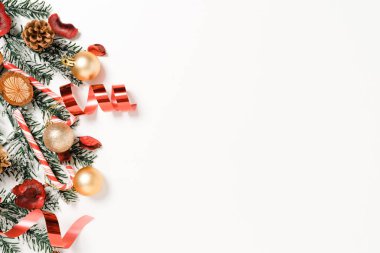 Geleneksel Noel kompozisyonu ve yeni yıl tatili sezonunun en az yaratıcı düzlüğü. Beyaz zemin üzerine kış yılbaşı süslemeleri ve mesaj için boş alan. Boşluk fotoğrafçılığını kopyala.