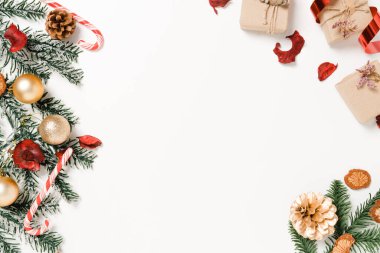 Geleneksel Noel kompozisyonu ve yeni yıl tatili sezonunun en az yaratıcı düzlüğü. Beyaz zemin üzerine kış yılbaşı süslemeleri ve mesaj için boş alan. Boşluk fotoğrafçılığını kopyala.