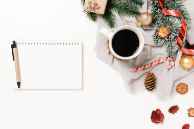 Kış, geleneksel Noel kompozisyonu ve yeni yıl tatili sezonunun en az yaratıcı düzlüğü. Üst görünüm beyaz arkaplandaki metin için siyah defteri aç. Model yap ve uzay fotoğrafçılığını kopyala.